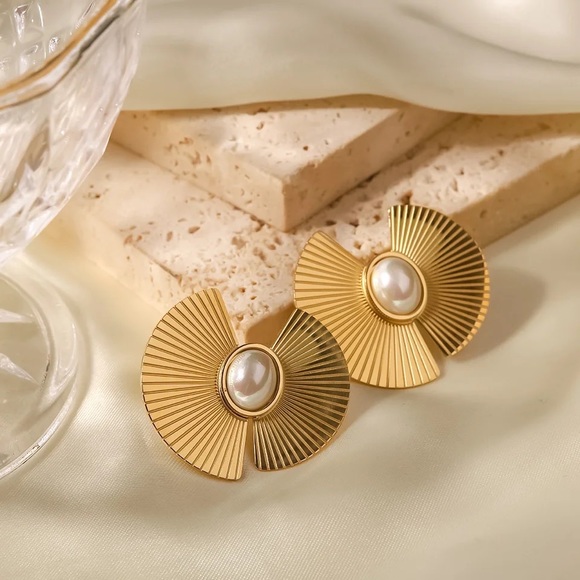 18k Gold Plated Scalloped Oval Pearl Earrings - Picture 7 of 11